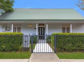 Casita - Modern 4 Bedroom Cottage In Heart Of Singleton