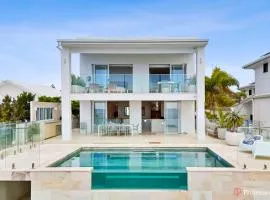Waters Edge On Wattle, Absolute Beachfront Luxury