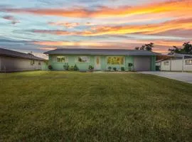 3 Bedroom House w/ Screened Patio