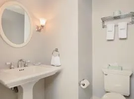 Maritime Suite 214: Spacious 2BR condo in charming Bay Harbor with stunning village views.