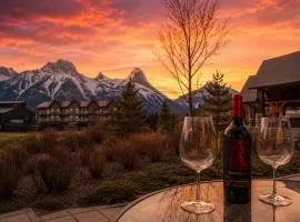 Mountain Haven Retreat, Pool & Hot Tub, UG Parking, Fitness Centre, WiFi!