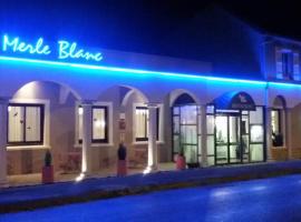 Le Merle Blanc Hôtel Logis，位于迪关的酒店