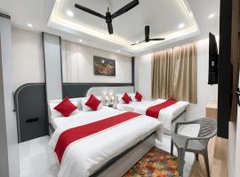 NEAR SHREE RAM JANM BHOOMI - HOTEL SHREE RR - Wi-Fi - Parking- Luxury Rooms - Best Family Hotel In Ayodhya，位于Ayodhya的酒店