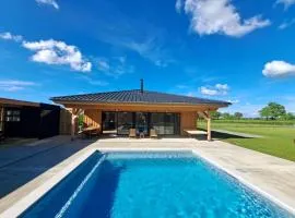 Gîtes spacieux avec piscine privative, sauna, animaux acceptés et parking, jusqu'à 18 personnes - FR-1-496-382