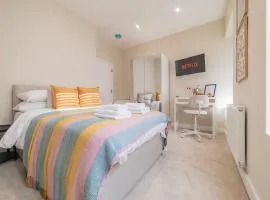 Stylish Private Studio Room with Ensuite Shared Kitchen & Lounge Near City Centre