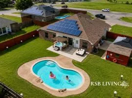 5BR Holiday Getaway in DeSoto with Pool, Hot Tub & Cinema