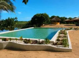 JAC Tropical Lodge - Bar, Restaurant, Piscine, Massages, Plage, Nature, Excursions - Ressourcement et paix dans un paradis naturel et de confort les pieds dans l'eau - Respirez, vous êtes chez JAC - Navettes privées Banjul Aéroport