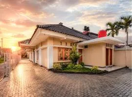 Palma Family Hall I Open concept house with swimming pool, karaoke & billiard near Klaten Town Squere