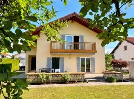 Ferienhaus Am Weitfeld - Ruheoase mit Garten & Bergblick nahe Salzburg