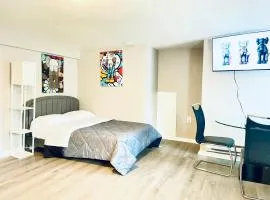 KAWS 2 Full Bed Apartment by CityLux - 10 mins from Airport