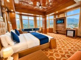 Hotel Out Town Manali !! Parking ! Lift ! Near Mall Road ! Top Rated Family Hotel