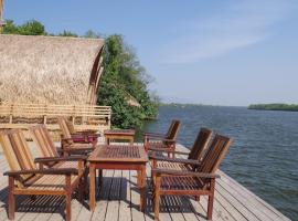 竹制简易别墅度假村，位于贡布的度假村