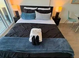 Executive Studio w Balcony Steps to Eaton Centre
