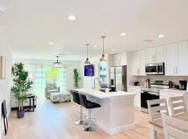 Sunshine Retreat NEW 3BR 2BA King Bed and Garage