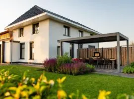 Luxe buitenhuis 10 pers met jacuzzi en vrij uitzicht