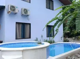 TULIN AZUL -Cabina familiar con piscina y cocina equipada, cerca de Jaco-