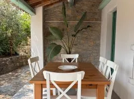DOMU ANTIGA COLLINAS Encantadora Casa Sarda con Patio privado-Hasta 5 Huéspedes