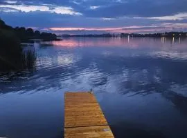 Piestātne Riverside Cabins with Sauna, Hot Tub & Private Pier
