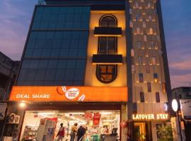Hotel Layover Stay-3 Minutes From the Airport，位于斋浦尔的酒店