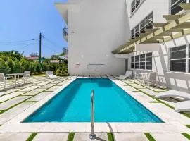 Across from beach with resort pool - Coral Beach 202