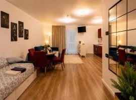 Wise Nest Studio with pool and spa