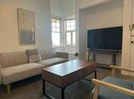 Close to Airport Walk to Restaurants
