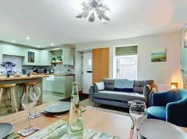Cottage Sleeps 6 with Hot Tub and Bbq Hut