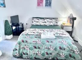 Comfortable En-suite room in peaceful Hampton Home