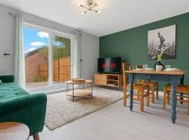 2 Bedroom House with Fast WiFi and Free Parking Close to Rugby Town