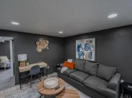 Modern Basement Apartment King Bed and Full Kitchen