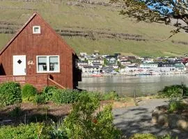 Waterfront Cabin in Klaksvik with Harbour Views