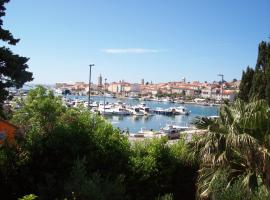 Apartments Rožić，位于拉布的酒店