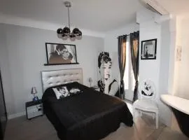 From Hollywood to Bollywood 2 Bedrooms 2 Bathrooms - 1 min from Croisette&Beach, 12 Min from the Palais