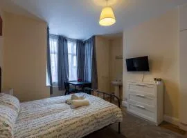 Trinity - Double Room 20 mins walk to centre, TV, kitchenette, shared bathroom