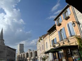 卡隆德尔Spa酒店，位于阿尔勒的酒店