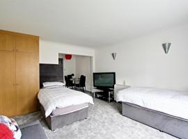 柳树公寓，位于克劳利的酒店