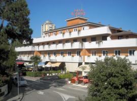 圣克鲁斯酒店，位于利尼亚诺萨比亚多罗Pineta的酒店