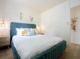 Serene Lanikai House Near the Beach wFull Kitchen and Great Outdoor Space