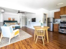 Cozy Lanikai Cottage Walking Distance to the Beach-Near Shops Restaurants