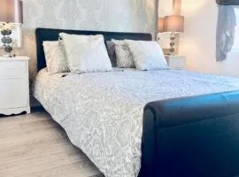 THE DUNOON BOUTIQUE ARGYLL ESCAPE - Modern, Comfortable & Cosy Coastal Town Center Apartment