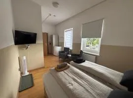 Zimmer für 2 Personen-Bad-Kühlschrank-TV-11