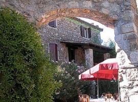 Logis Hotel Restaurant Auberge Du Peras，位于圣让迪加尔的酒店