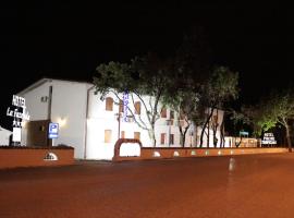 维拉格奥热带俱乐部酒店，位于Colbordolo的酒店