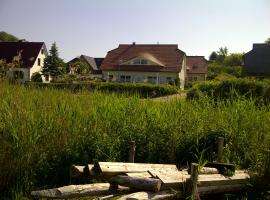 Ferienhaus Boddenkiek mit Wasserblick in Seedorf，位于塞多夫的酒店