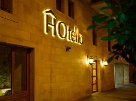 HOtello guest suites，位于朱尼耶黎巴嫩圣母附近的酒店
