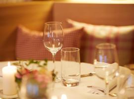Hotel Gasthof Zu den Linden，位于Oberhundem的酒店