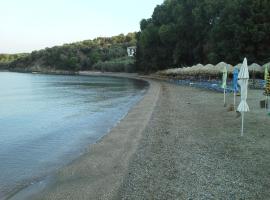 Beachfront home for 8, Kalifteri Beach, Afissos，位于费索斯的酒店