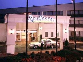 Radisson Hotel MacArthur Airport，位于Holtsville的酒店