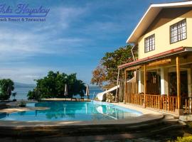 哈亚海滩餐厅度假酒店，位于Calape的度假村