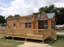 Blackhawk RV Campground Loft Cabin 11，位于Milton的酒店